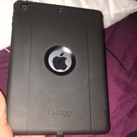 iPad Air, flawless with a complete otter box. - Picture 2 of 4